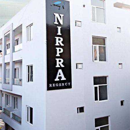 Отель Nirpra Regency Нью-Дели Экстерьер фото