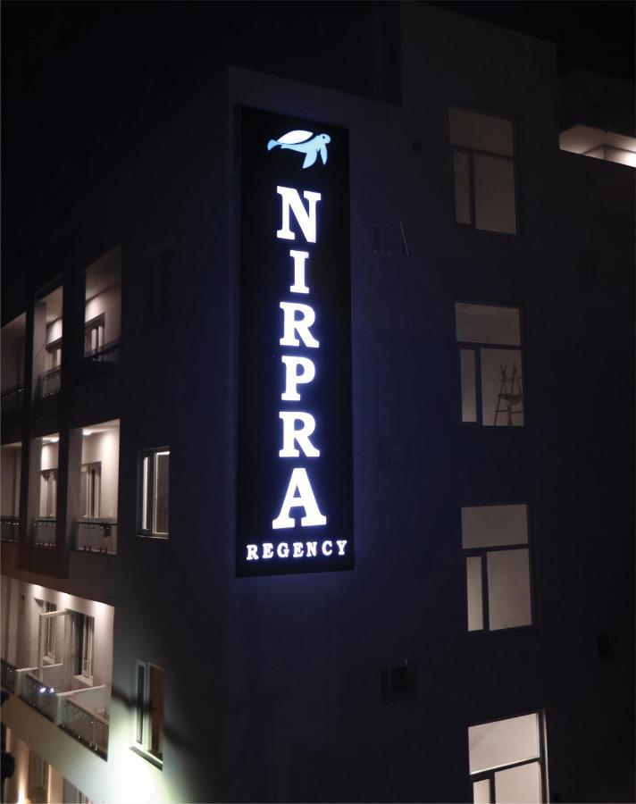 Отель Nirpra Regency Нью-Дели Экстерьер фото